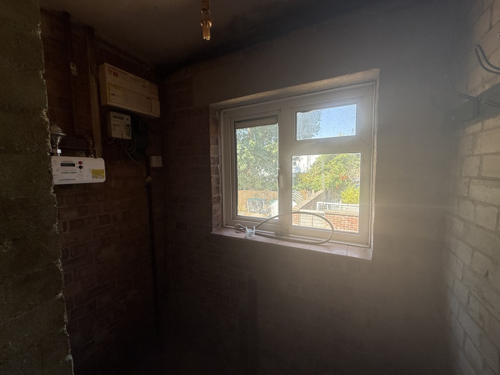 Lot: 135 - FLAT IN NEED OF IMPROVEMENT - Store in Flat in Need of Refurbishment